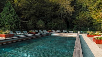 2 indoor pools, 3 outdoor pools