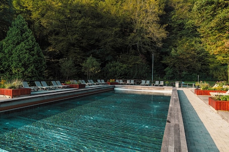 2 indoor pools, 3 outdoor pools