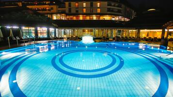 2 piscinas internas, 3 piscinas externas