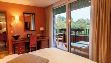 Suíte real, 2 quartos | Roupas de cama antialérgicas, frigobar, cofres nos quartos, escrivaninha