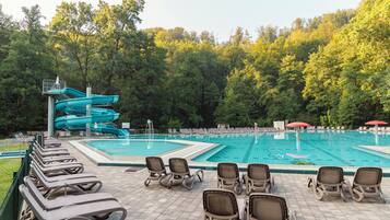 2 indoor pools, 3 outdoor pools