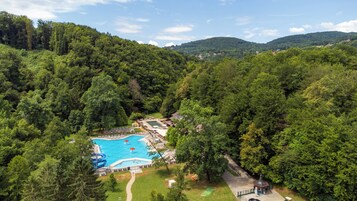 2 indoor pools, 3 outdoor pools