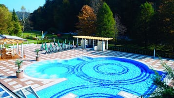 2 piscines couvertes, 3 piscines extérieures