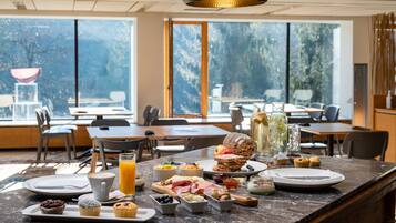 Café da manhã com buffet grátis