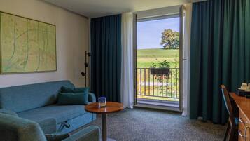 Apartemen, 2 kamar tidur | Seprai antialergi, minibar, brankas, dan meja kerja