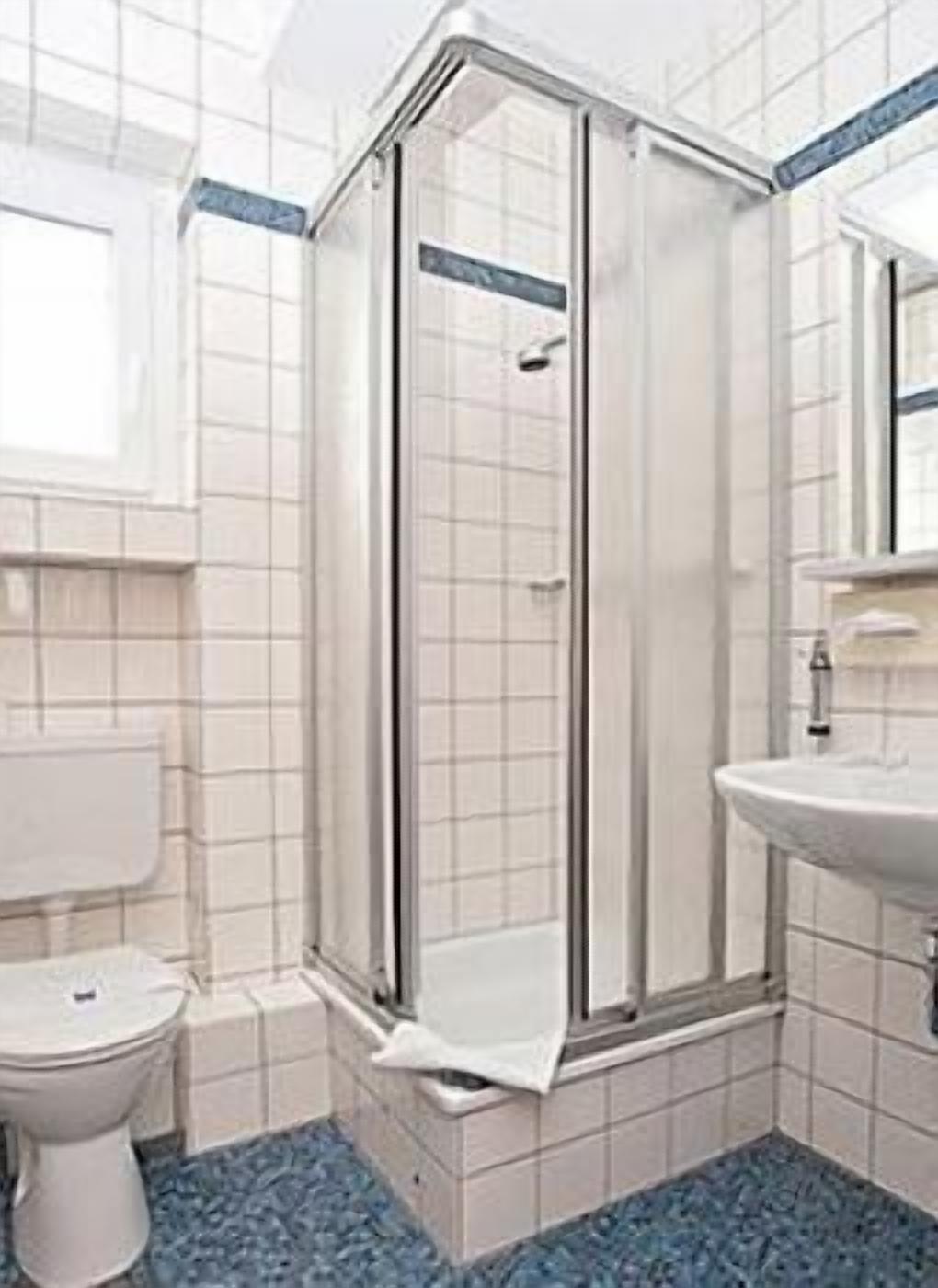 Dusche, kostenlose Toilettenartikel, Haartrockner