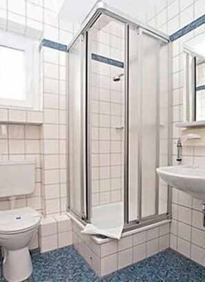 Ducha, artículos de higiene personal gratuitos y secador de pelo