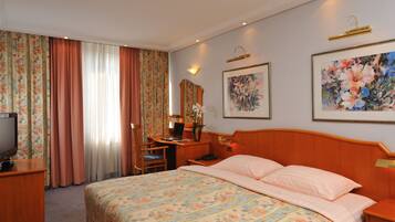 Standard Double Room | Minibar, in-room safe, desk, iron/ironing board