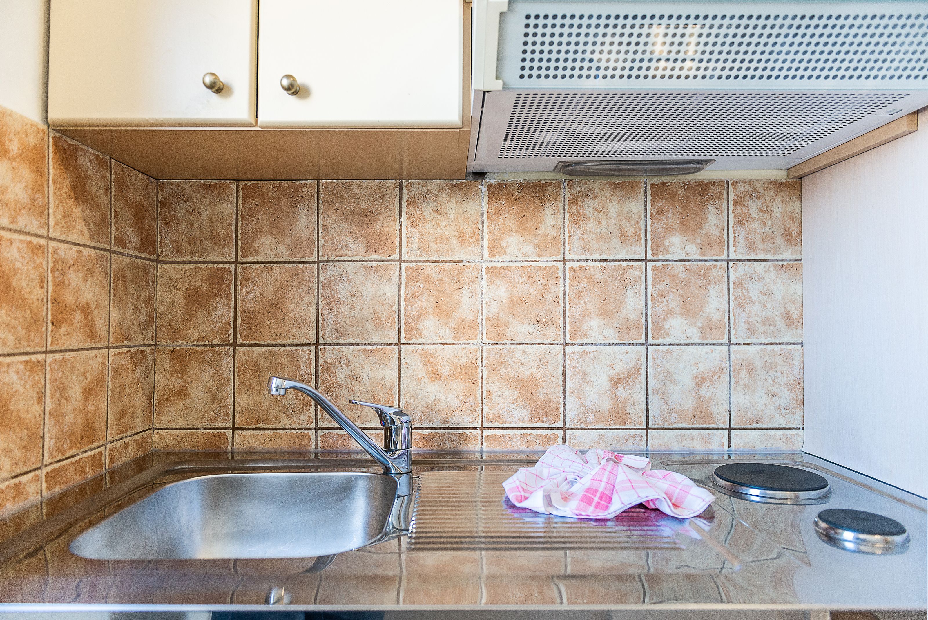 fridge, coffee/tea maker, electric kettle