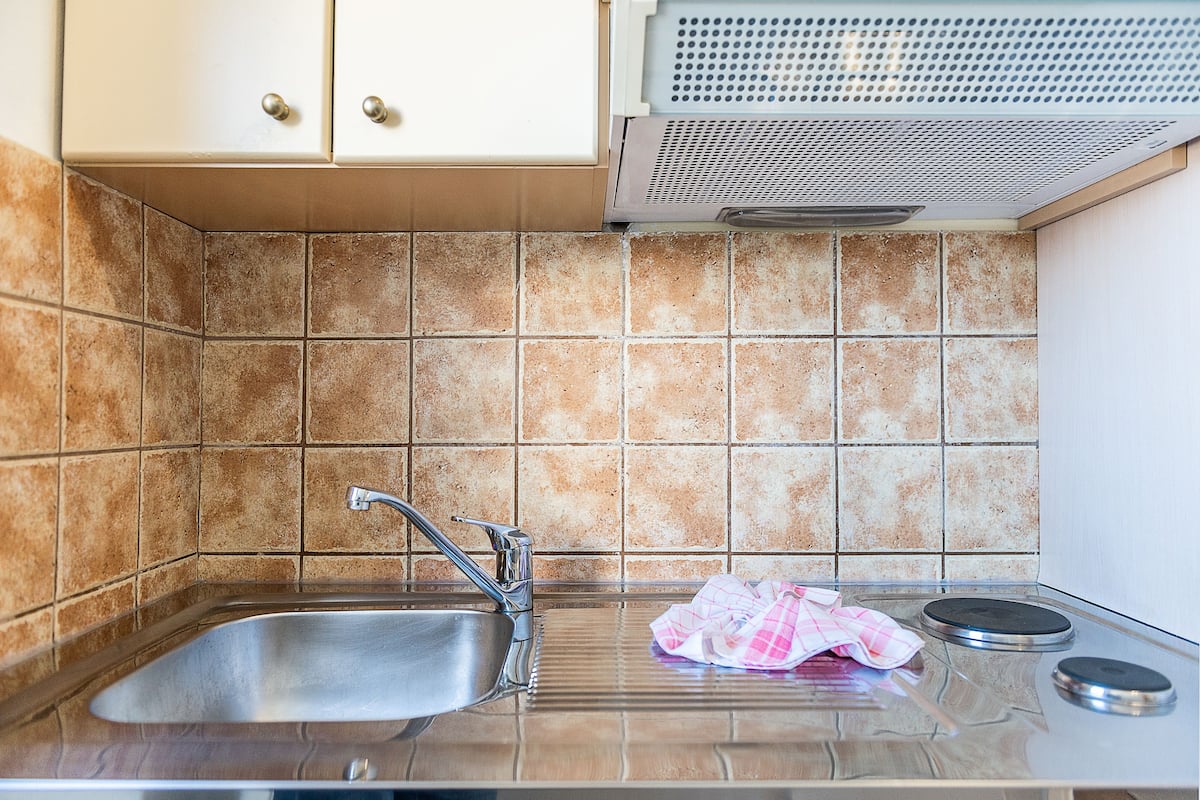 fridge, coffee/tea maker, electric kettle