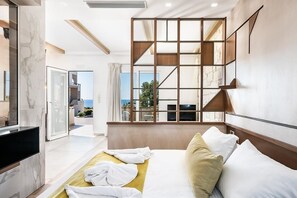 Premium bedding, pillow-top beds, in-room safe, individually decorated - Kavos Hotel (Chania)