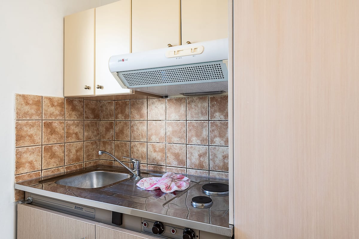 fridge, coffee/tea maker, electric kettle