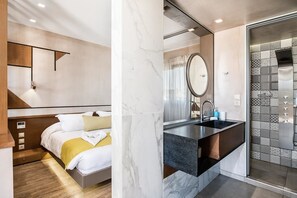 Premium bedding, pillow-top beds, in-room safe, individually decorated - Kavos Hotel (Chania)