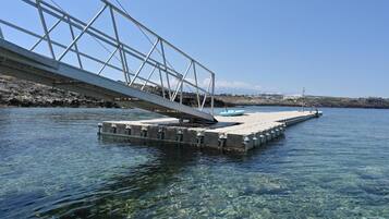Una vista despejada de un puente sobre el agua con un muelle que se adentra en el agua.