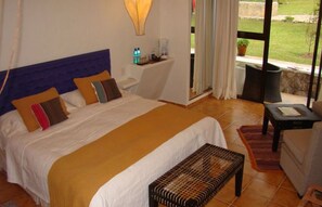 Caja fuerte, sistema de insonorización, tabla de planchar con plancha