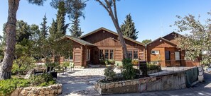 Garden - Logos hotel in Yad Hashmona (Mateh Yehuda)