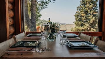 S'hi serveixen esmorzars, dinars i sopars