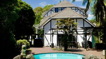 Una piscina al aire libre