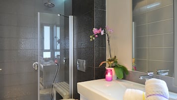 Phòng Suite dành cho gia đình | Phòng tắm | Đồ dùng nhà tắm miễn phí, khăn tắm