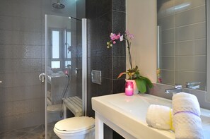 Suite familiare | Bagno | Set di cortesia gratuito, asciugamani