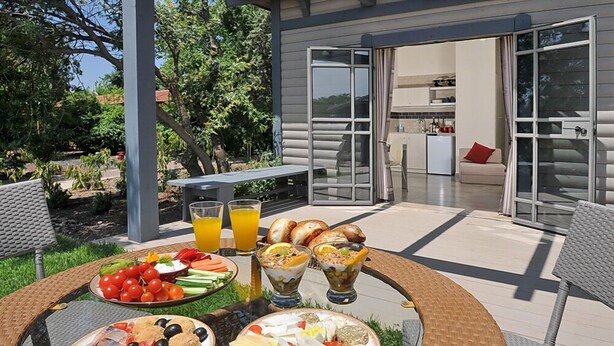Outdoor dining - Etnachta at Afik (Afik)