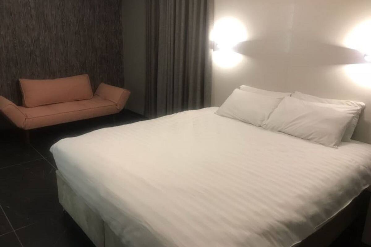 Cribs (free), WiFi (free)