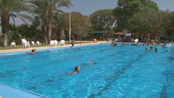 Piscina externa, guarda-sóis, espreguiçadeiras