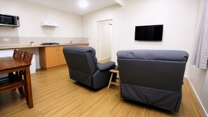 Lodge (King) | Oppholdsområde | En 32-tommers LCD-TV med digitale kanaler samt TV og peis