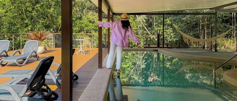 Piscine intérieure, chaises longues