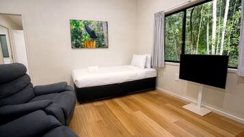Lodge (King + Single) | 1 bedroom, laptop workspace, iron/ironing board (on request), free WiFi