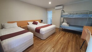 Studio (Quadruple) | 1 slaapkamer, een bureau, een strijkplank/strijkijzer, gratis wifi