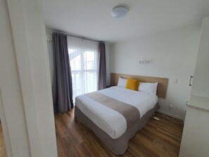 Phòng dành cho gia đình, 1 phòng ngủ | Bàn ủi/dụng cụ ủi quần áo, truy cập Internet không dây miễn phí 