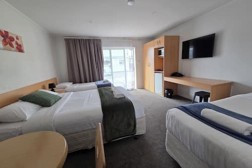Triple Studio | Laptop workspace, iron/ironing board, free WiFi, bed sheets
