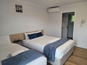 Double Studio | Iron/ironing board, free WiFi, bed sheets - Ocean Inn Motel (Auckland)