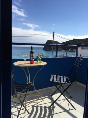 Studio Confort, 1 grand lit, vue sur la mer | Vue de la chambre