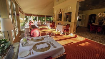 供應早餐、午餐、晚餐;英國菜