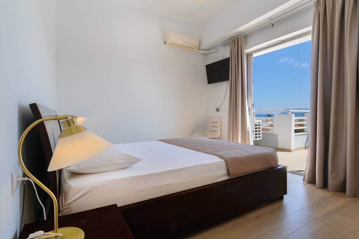 Superior Double or Twin Room | In-room safe, desk, WiFi (free), bed sheets
