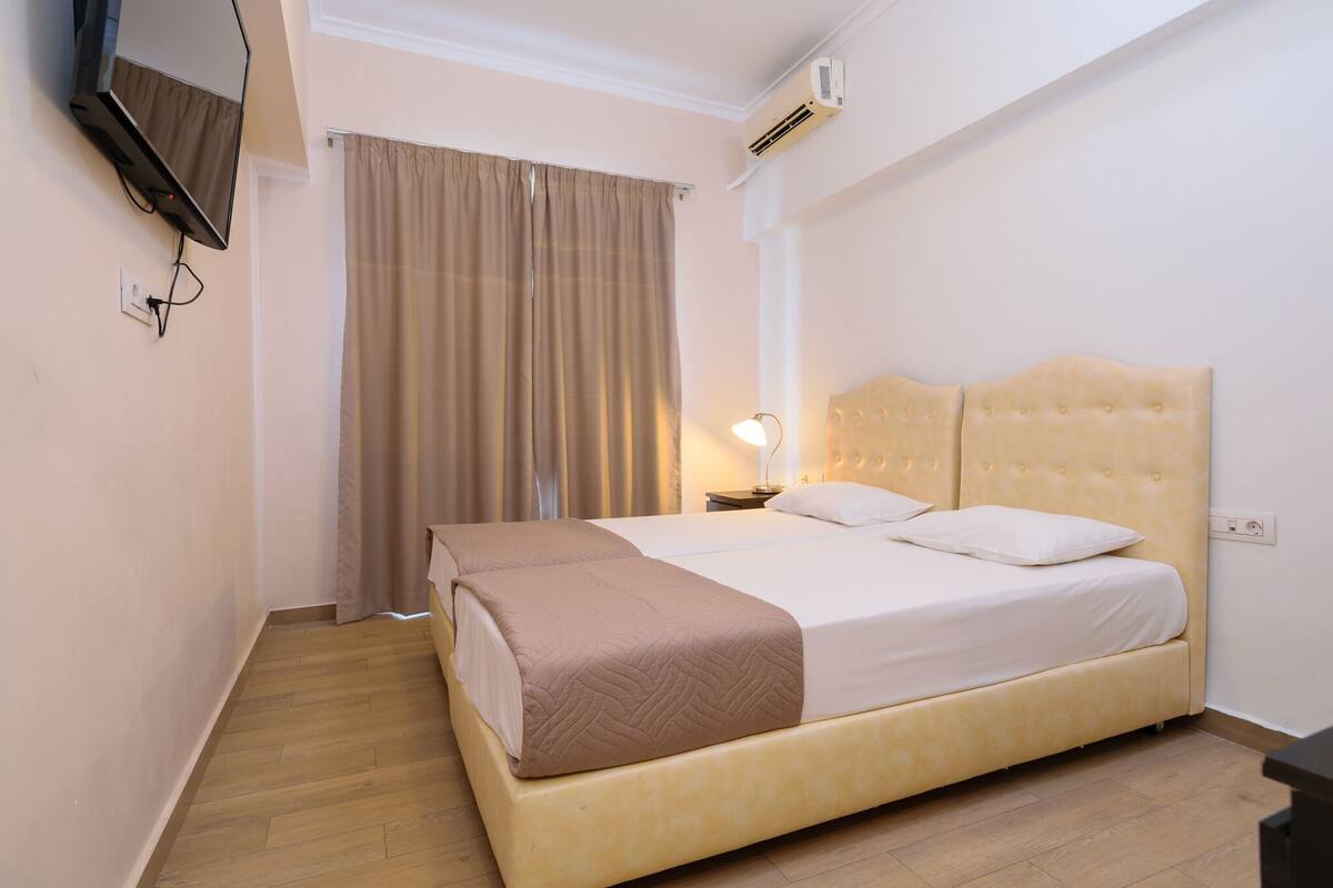 Standard Quadruple Room | In-room safe, desk, WiFi (free), bed sheets