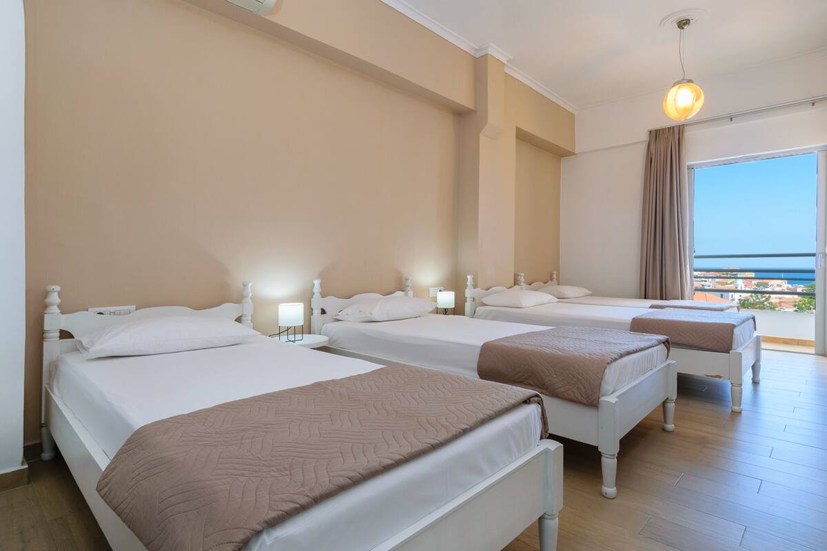 Family Room | In-room safe, desk, WiFi (free), bed sheets