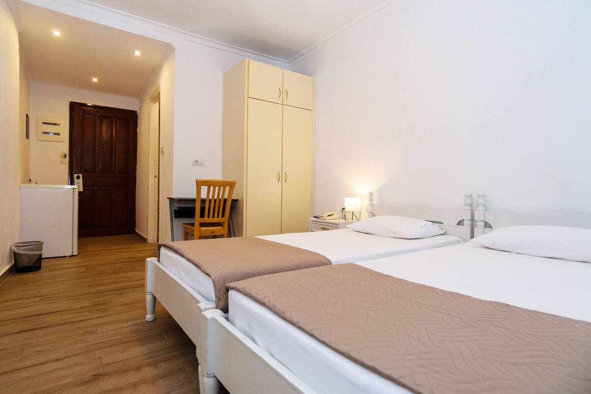 Standard Twin Room | In-room safe, desk, WiFi (free), bed sheets