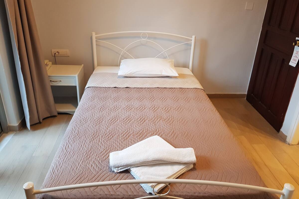 Economy Single Room | In-room safe, desk, WiFi (free), bed sheets