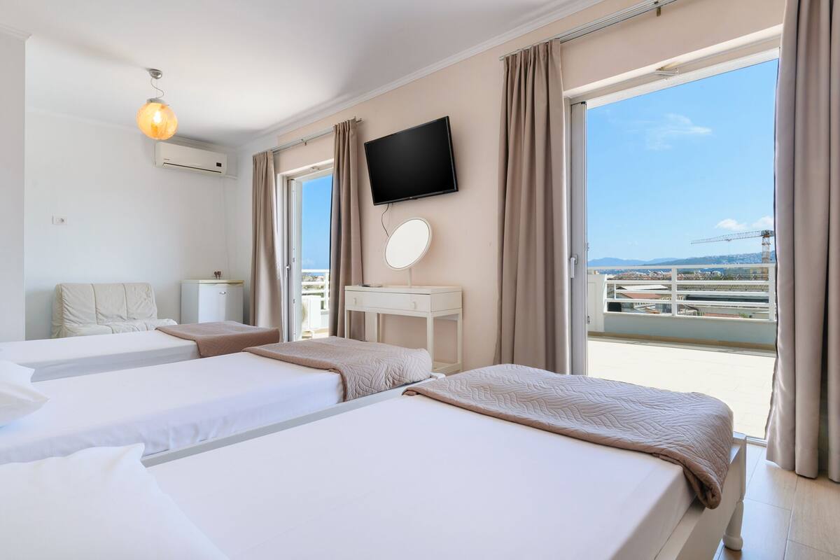 Superior Triple Room | In-room safe, desk, WiFi (free), bed sheets