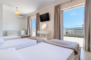 Habitación triple superior | Caja de seguridad en la habitación, escritorio y wifi gratis