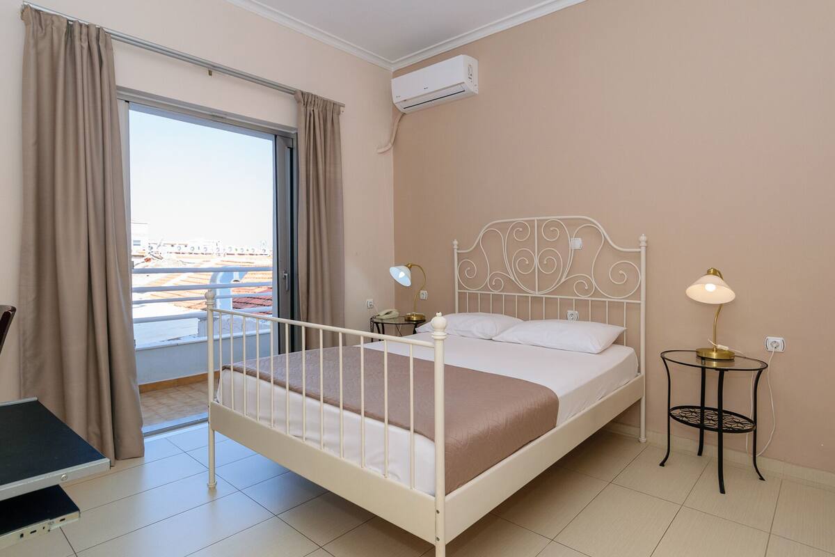 Economy Triple Room | In-room safe, desk, WiFi (free), bed sheets