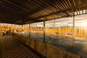 Una piscina cubierta