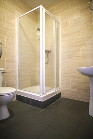 Shower, hair dryer, towels - Ashfield Hostel (Dublin)