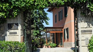 A villa with a sign reading "BELVEDERE" and a stone plaque labeled "VILLA". - Hotel Villa Belvedere (San Gimignano)