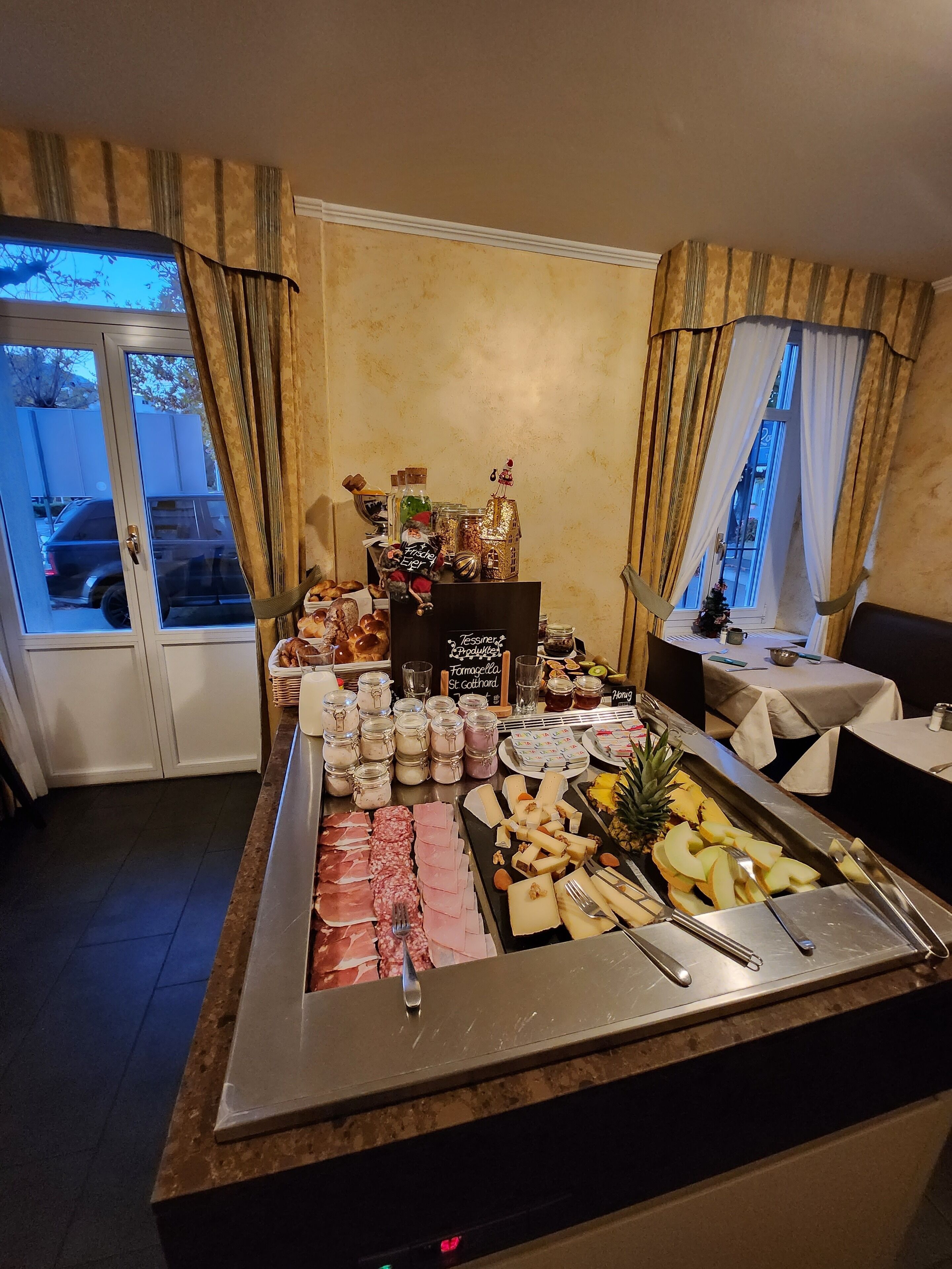 Un buffet con diverse pietanze e condimenti.