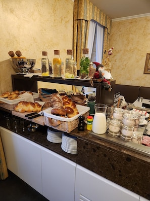 Petit déjeuner composé de spécialités régionales compris tous les jours