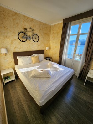 Kahden hengen superior-huone, parveke, järvinäköala | Ylelliset vuodevaatteet, minibaari, tallelokero huoneessa